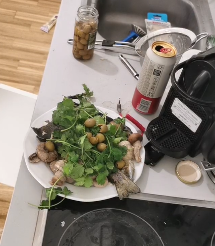 A kész fogás a 2021. április 20-i adásból. A koriander a tálon salátaként szerepel; a gombafejek egészben; jobbra a recept első pontja.